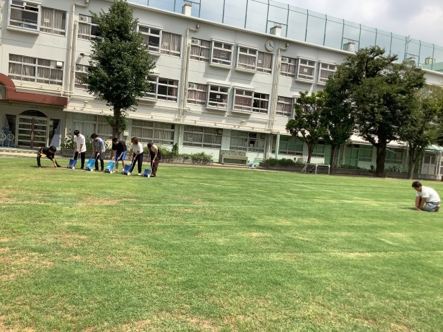 校庭ライン引き・半円をえがく
