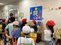 図書館を見学する児童の様子