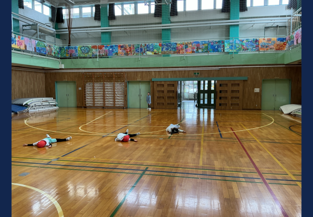 だるまさんの1日という遊びをする園児さん