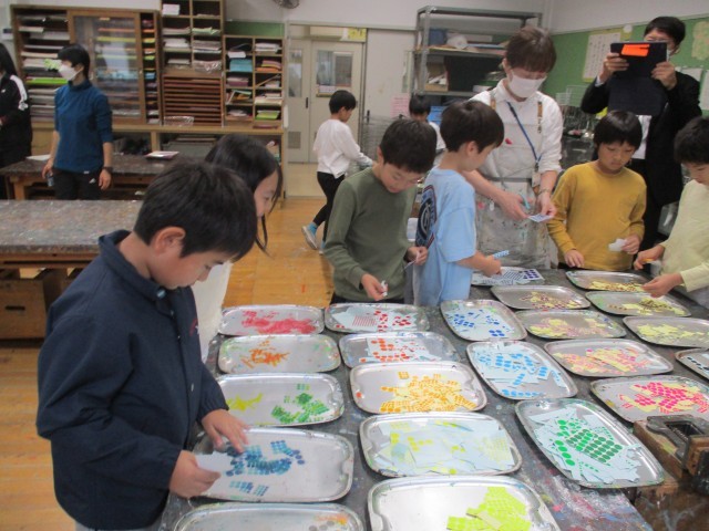 ３年生　図画工作科研究授業の様子