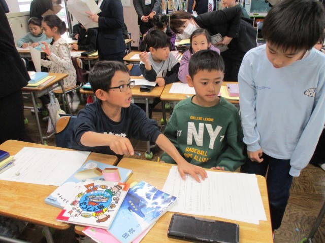 ３年生　国語科研究授業の様子