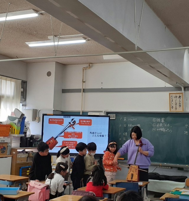 代表児童が、ばとうきんを弾いている様子