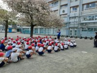 2年生、説明を聞いている様子