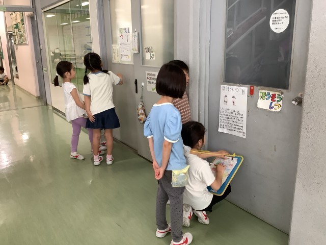 ２年生が作ってくれたクイズを楽しみます。