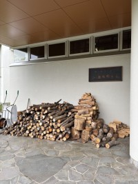 キャンプファイヤー用の薪