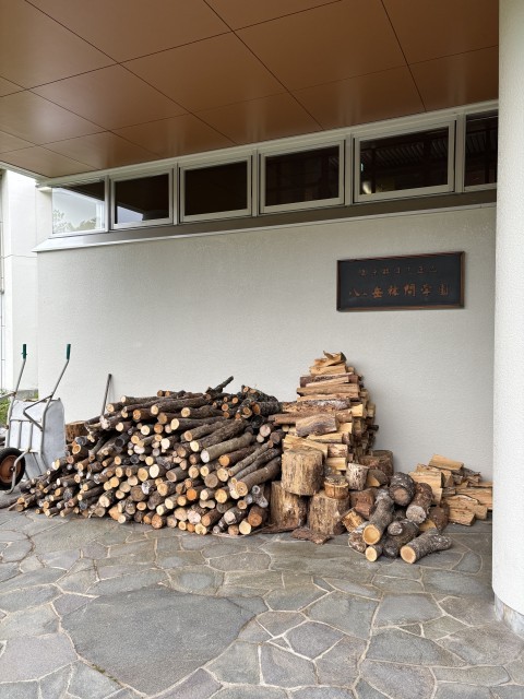 キャンプファイヤー用の薪