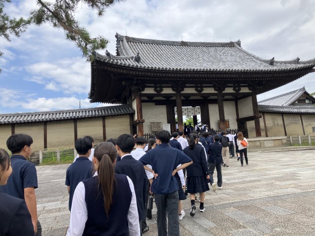 南大門をくぐる様子