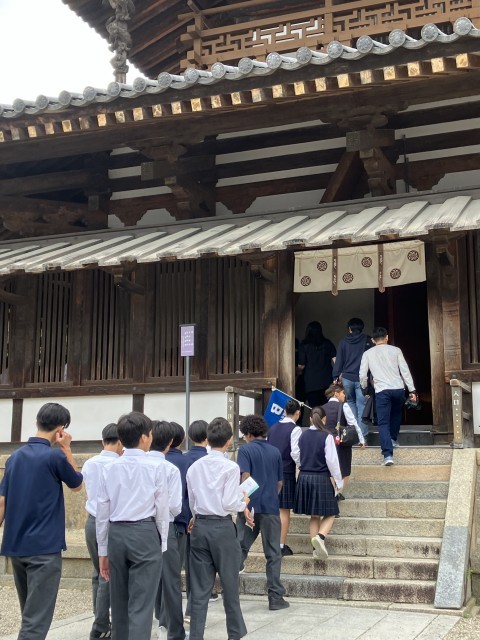 金堂に入る様子