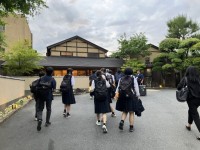 宿に向かう様子