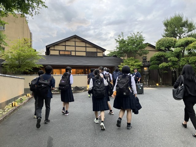 宿に向かう様子
