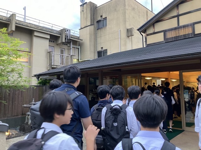 宿に入る様子