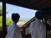 朝食会場へ向かう様子