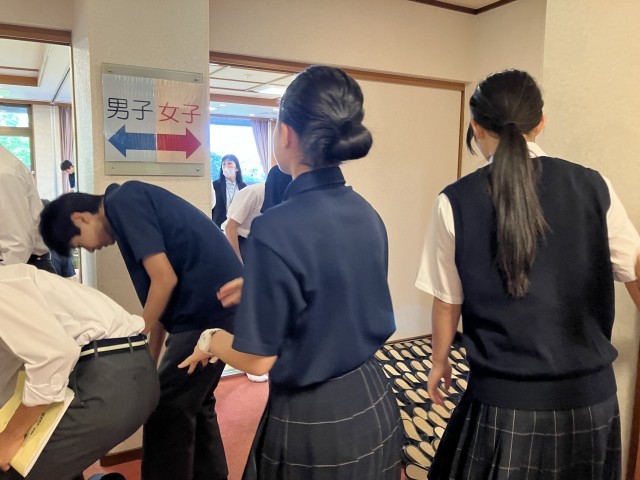朝食会場に入る様子