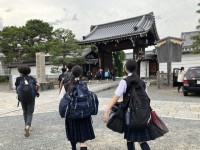 宿舎の門をくぐる様子
