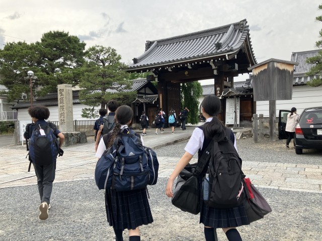 宿舎の門をくぐる様子