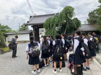宿舎を出発する様子
