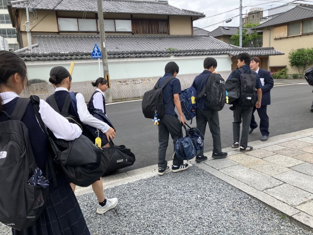 タクシーへ向かう様子
