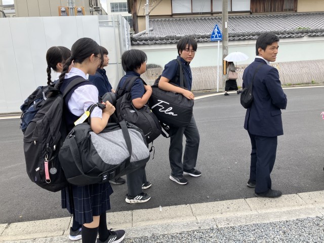 タクシーへ向かう様子2