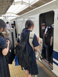 新幹線に乗る様子