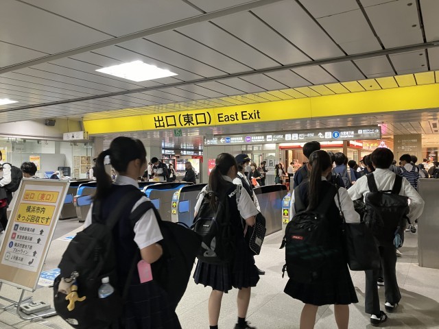 新幹線改札を出るところ