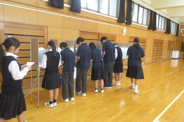 投票用紙への記入の様子