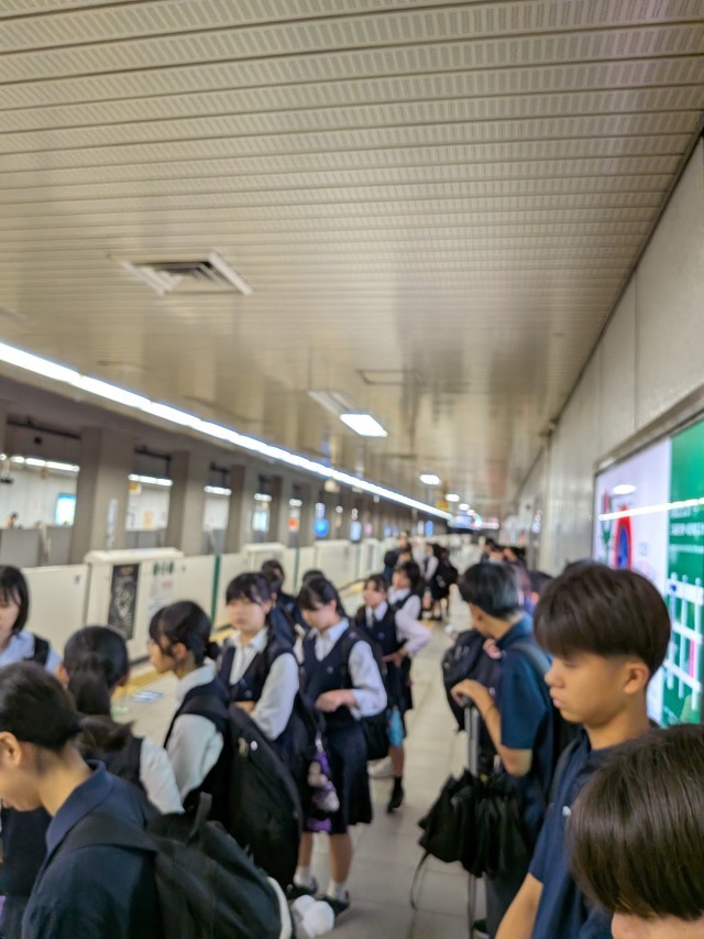 地下鉄を待つ生徒たち
