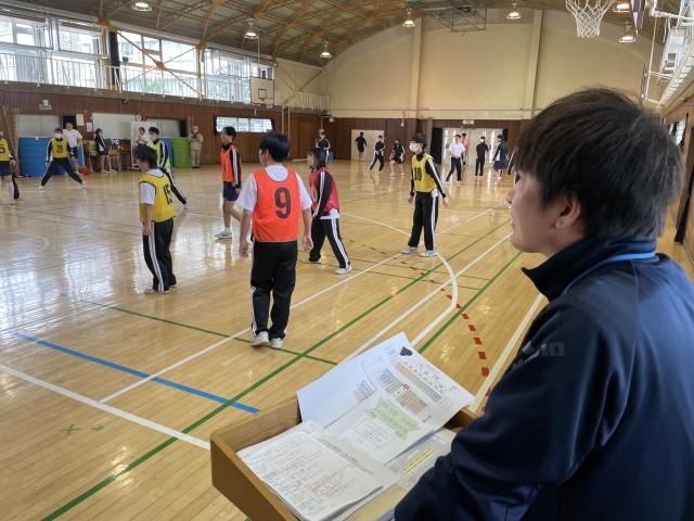 式練習の振返りをまとめながらも、球技大会が気になる今先生。
