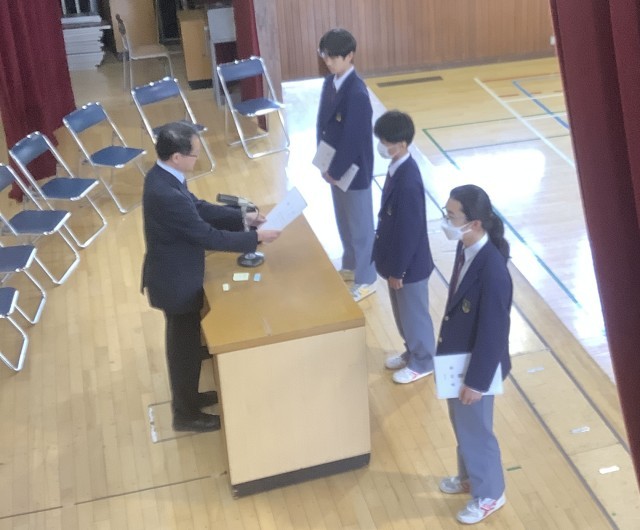 修了証書を受け取る生徒達