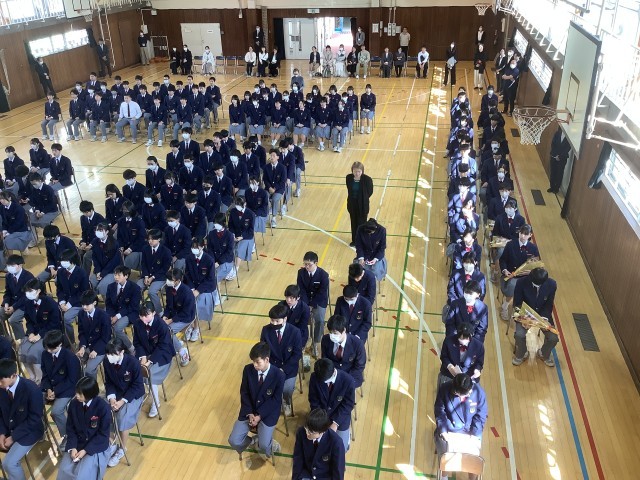 再び登校した三年生や、保護者も来ています