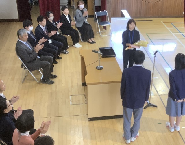 お礼の言葉と花束贈呈