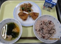 赤飯とからあげでお祝い給食