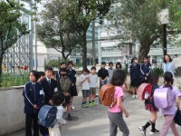 東根小学校の児童が登校中　