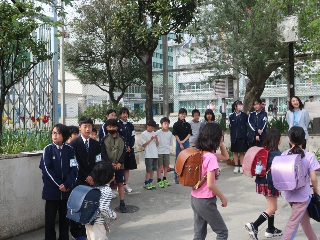 東根小学校の児童が登校中　