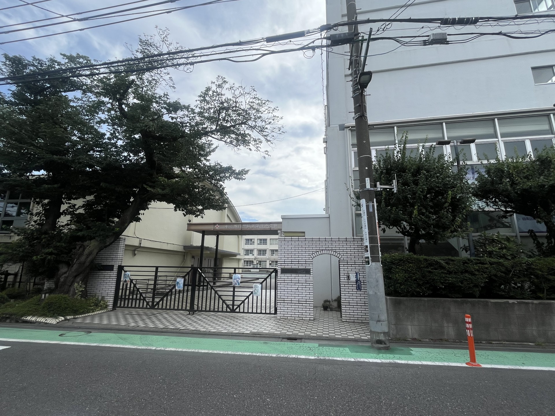 正門前