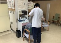 高齢者施設での体験の様子