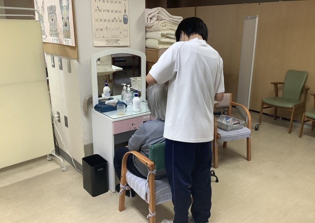 高齢者施設での体験の様子