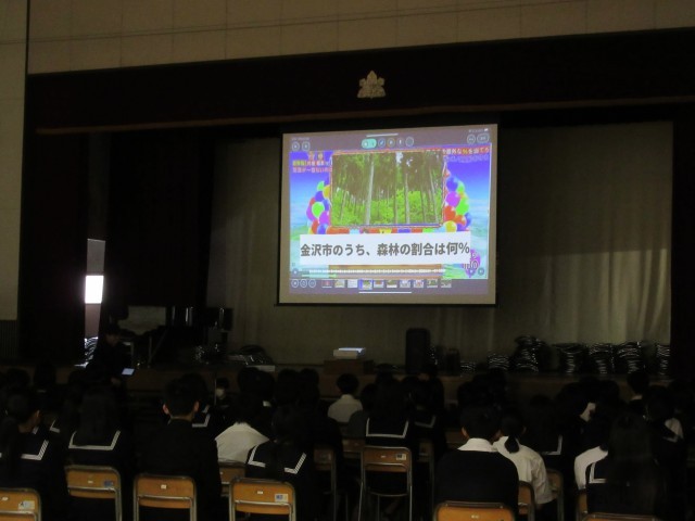 ２年生修学旅行事前学習発表会の様子