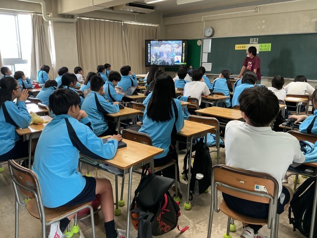 引き取り訓練前に大地震の動画を見る様子