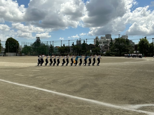 3学年の団体種目「ムカデ競争」練習