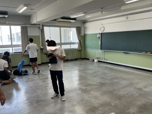 ワックス前の床を写真に収める整美委員