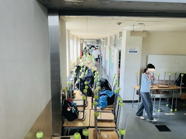 机を外に並べる様子