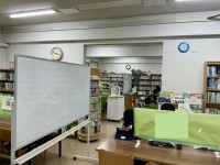 放課後に図書室で勉強する生徒たち